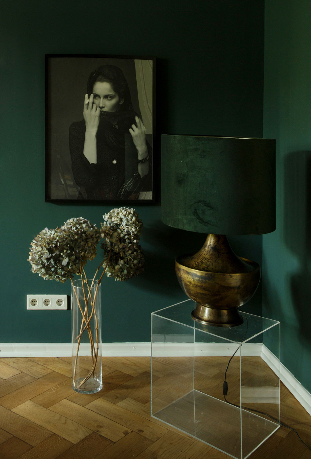 Loft of a Berlin Hair Stylist, Berlin Kreuzberg, Lounge home, Kreuzberg Home, smooth home, dark colors