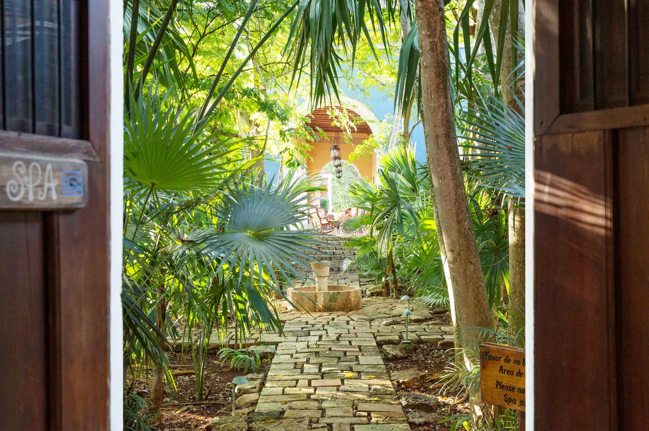 Hacienda in Yucatán, Mexico, Wellness, Spa, Hotel, Gardening, Garten, Pflanzen, Plants, Outdoor, Draußen, grün, green, grüner Daumen, green Thumb, Tradition, Tradition, traditionell, traditional, Natur, nature, natural