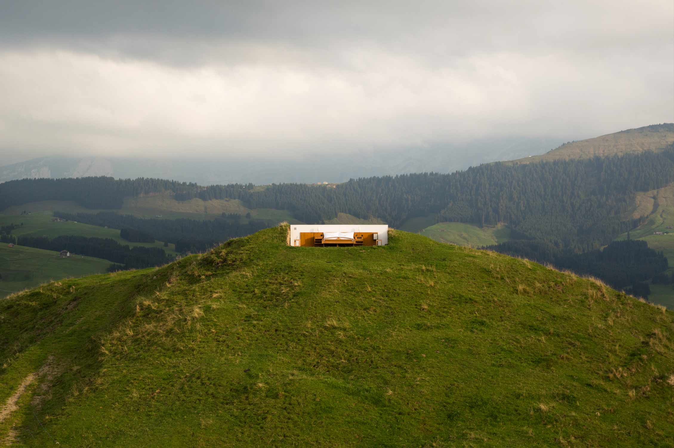 Outdoor Hotel Room, Switzer Alps, Hotelzimmer, Glamping, Hotelbett, Buttler, Schweizer Alpen, Kunstinstallation