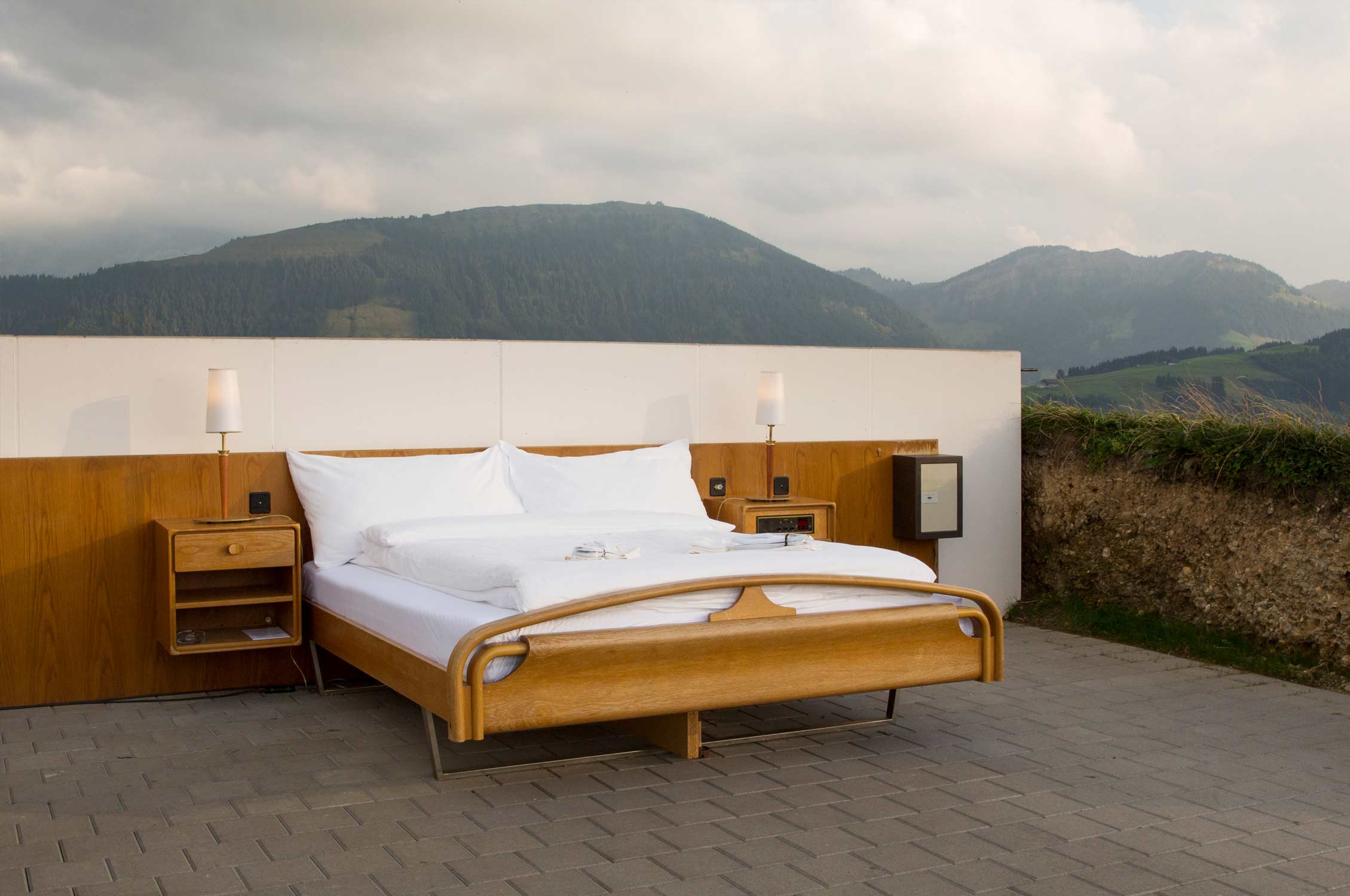 Outdoor Hotel Room, Switzer Alps, Hotelzimmer, Glamping, Hotelbett, Buttler, Schweizer Alpen, Kunstinstallation
